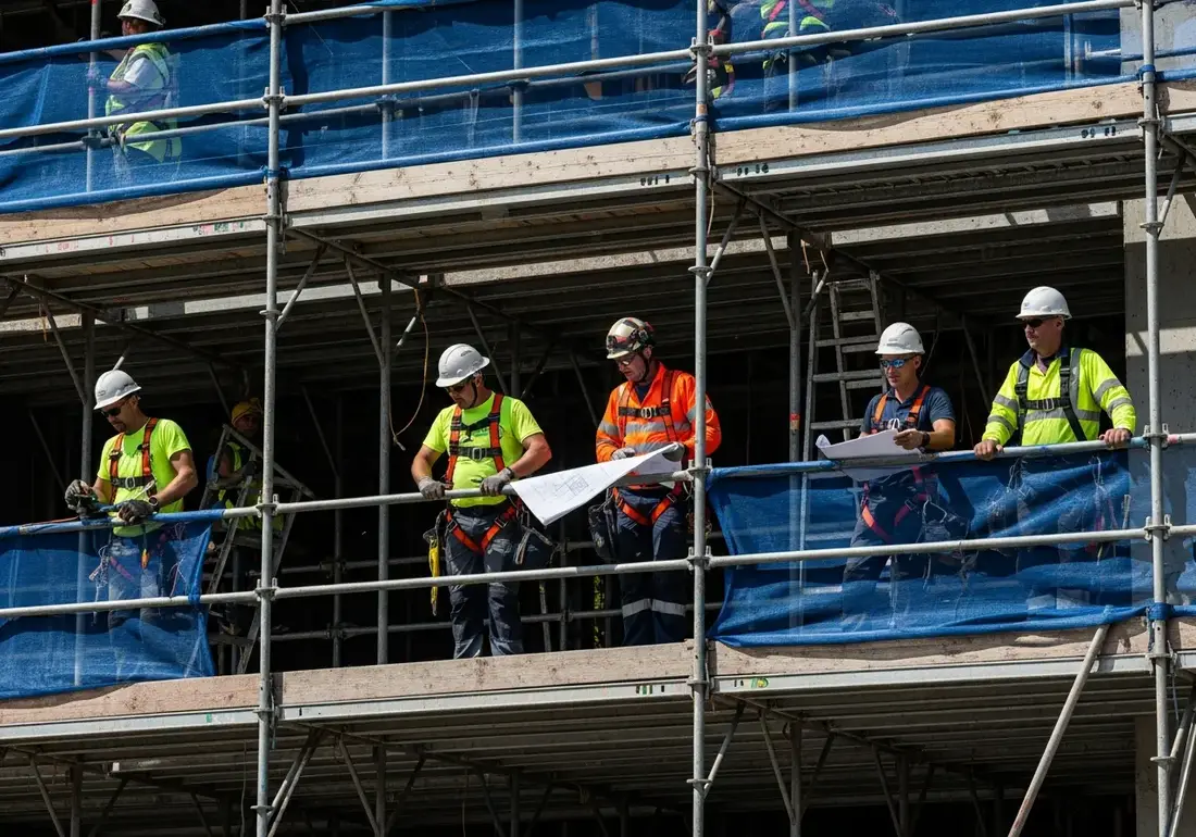 Proper safety controls and PPE for andamios work
